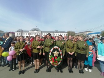 Воспитанницы СУВУ приняли участие в параде Победы на городской площади.