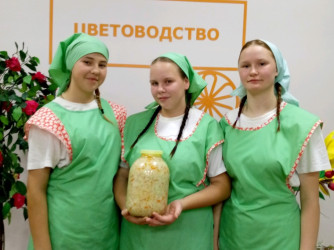 Единство — это когда всем вкусно за одним столом - маринованная капуста