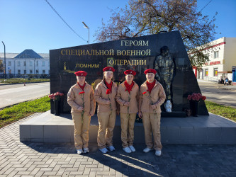 Юнармейцы почтили память героев: возложение цветов к памятнику участникам СВО